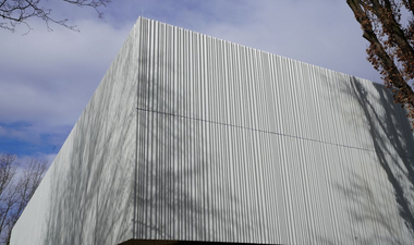 Lochblechfassade für Schulsporthalle